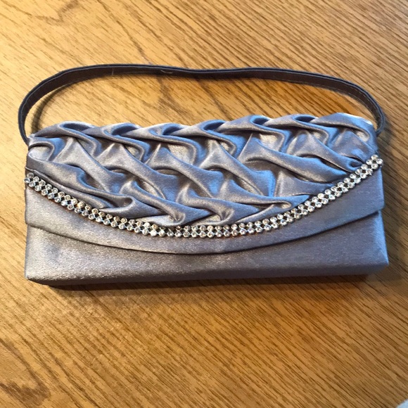 Silver clutch, perfect for PROM - Picture 1 of 4